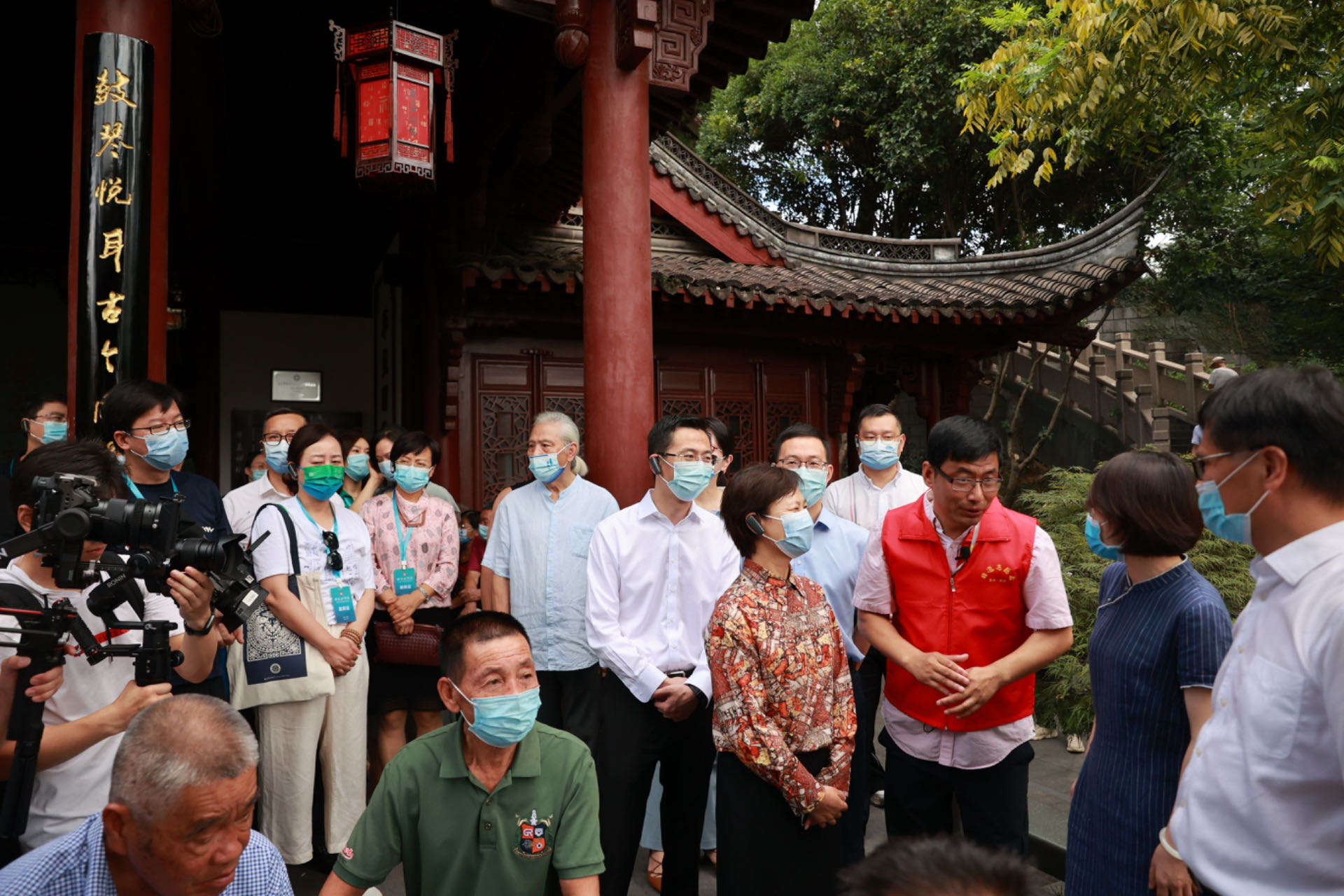 陈晨以志愿者身份为各地嘉宾讲解参观华盖词场.jpg